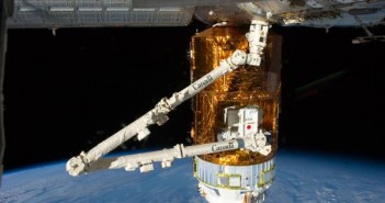Japoński statek transportowy zacumowany do portu modułu Harmony. Na zdjęciu widoczne ramię Stacji ISS (SSRMS, Canadarm2) podłączone do palety ładunkowej znajdującej się w luku nieciśnieniowym statku / Credits: NASA