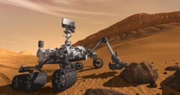 Łazik Curiosity. Jego penetrator gruntu prawdopodobnie pozwoli na odnalezienie bardzo prostych cząstek organicznych. Bardziej złożone molekuły mogą zostać odkryte tylko w specjalnych okolicznościach - w młodych kraterach, gdzie głębokie warswy marsjańskich skał i gleby zostały niedawno poddane ekspozycji na promieniowanie kosmiczne. (Credits: NASA)