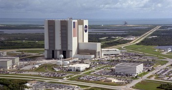 Największy budynek w KSC - VAB, widoczna także droga ku wyrzutniom (źródło: NASA - zdjęcie z 2009 roku)