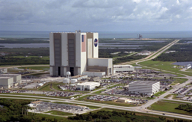Największy budynek w KSC - VAB, widoczna także droga ku wyrzutniom (źródło: NASA - zdjęcie z 2009 roku)