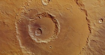 Krater Hadley. Zdjęcie wykonano 9 kwietnia 2012 przez instrument HRSC sondy Mars Express. Rozdzielczość zdjęcia wynosi 19m/piksel. (Credits: ESA/DLR/FU Berlin (G. Neukum))