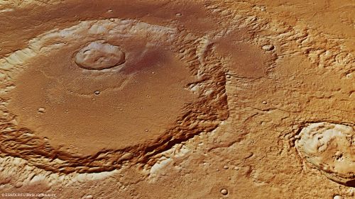 Wygenerowany komputerowo obraz krateru Hadleya w perspektywie. Złożony na podstawie zdjęć pozyskanych przez orbiter Mars Express. Pozwala na ujrzenie różnic wysokości między poszczególnymi częściami krateru i otaczającą go powierzchnią. Rozdzielczość: 19m/piksel. (Credits: ESA/DLR/FU Berlin (G. Neukum))