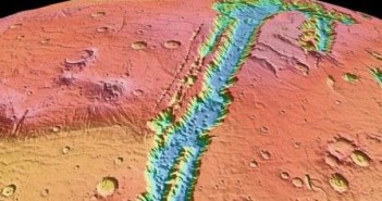 Valles Marineris na powierzchni Marsa – największy znany system kanionów w Układzie Słonecznym, prawdopodobnie powstał na skutek ruchów tektonicznych. / CREDITS: Wired