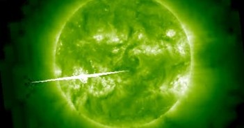 Prawdopodobnie silny rozbłysk klasy X, wygenerowany po stronie Słońca niewidocznej z Ziemi, zarejestrowany przez sondę STEREO Behind - 20.09.2012 / Credits - NASA