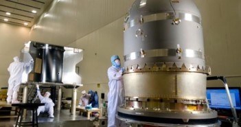 Zdjęcie ukazujące prace nad zbiornikiem hydrazyny dla budowanej marsjańskiej sondy MAVEN w zakładach Lockheed Martin (Denver). Zbiornik pomieści około 1700 litrów tego powszechnie obecnie stosowanego paliwa rakietowego / Credits: Lockheed Martin