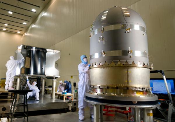 Zdjęcie ukazujące prace nad zbiornikiem hydrazyny dla budowanej marsjańskiej sondy MAVEN w zakładach Lockheed Martin (Denver). Zbiornik pomieści około 1700 litrów tego powszechnie obecnie stosowanego paliwa rakietowego / Credits: Lockheed Martin