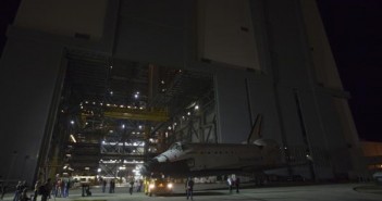 Endeavour opuszczający po raz ostatni halę montażową VAB / Credits: NASA/Kim Shiflett
