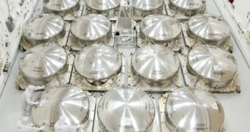 Osiemnaście berylowych luster dla teleskopu JWST w oczekiwaniu na transport / Credits: Ball Aerospace