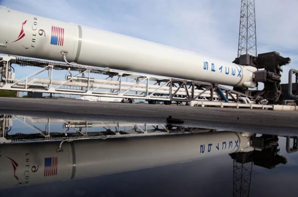 Falcon 9 tuż przed podniesieniem do pionu. Credits -  Spacex