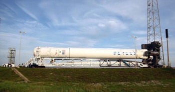 Falcon 9 w czasie wytaczania z hangaru. Credits - Spacex