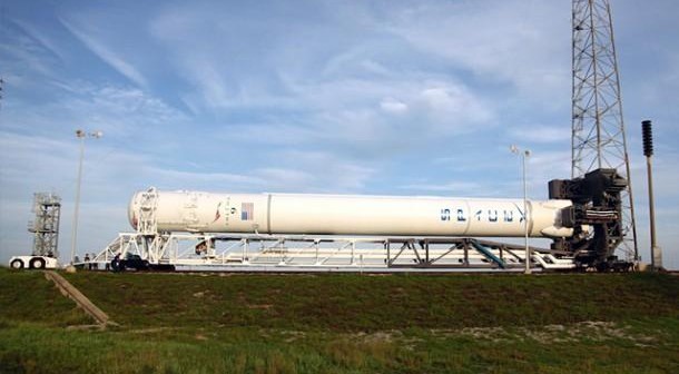 Falcon 9 w czasie wytaczania z hangaru. Credits - Spacex