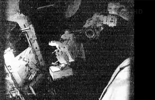 Przenosiny MSBU do tymczasowej lokalizacji (NASA TV) Przenosiny MSBU do tymczasowej lokalizacji (NASA TV)
