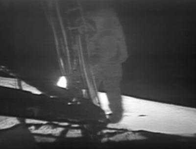 Neil Armstrong schodzący po drabince lądownika na powierzchnię Morza Spokoju / Credits: NASA