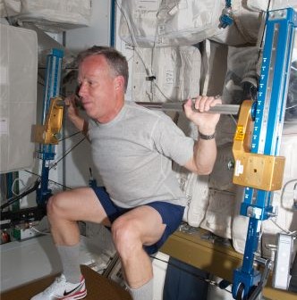 Astronauta Steven Lindsey trenujący na ARED na pokładzie Międzynarodowej Stacji Kosmicznej. (Credits: NASA)