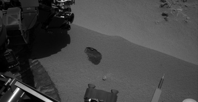 Widoczny obszar skąd została pobrana pierwsza próbka marsjańskiego gruntu przez misję MSL / Credits - NASA, JPL