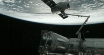 Dragon-1 przechwycony przez wysięgnik CanadArm2 SSRMS / Credits: NASA TV