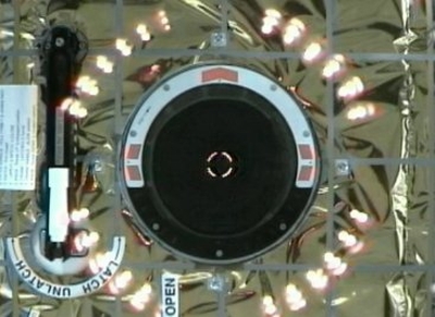 Podgląd z kamery umieszczonej w module Harmony - widok na węzeł cumowniczy statku Dragon-1 / Credits: NASA TV