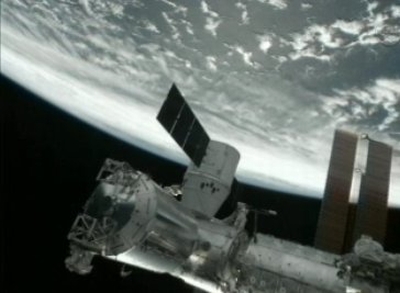 Statek Dragon-1 przyłączony do stacji ISS / Credits: NASA TV