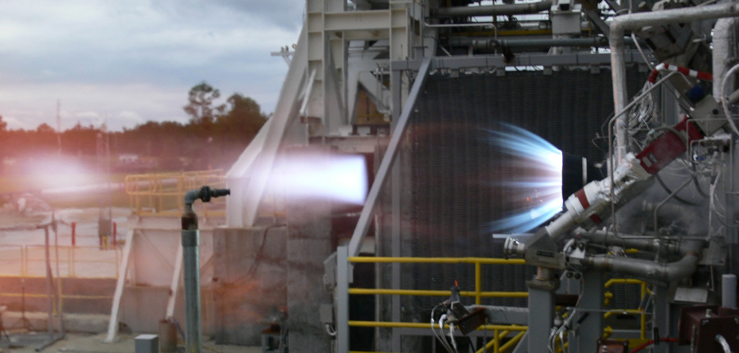Test komory spalania przeprowadzony został na stanowisku E-1 w ośrodku Stennis Space Center należącym do NASA / Credits: Blue Origin