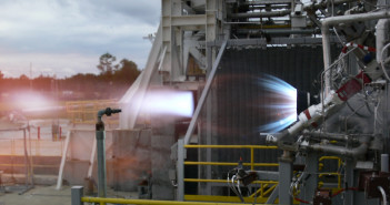 Test komory spalania przeprowadzony został na stanowisku E-1 w ośrodku Stennis Space Center należącym do NASA / Credits: Blue Origin