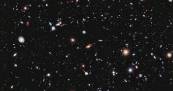 Zdjęcie ukazuje najdalszy fragment wszechświata wykonany przez teleskop Hubble'a. Zdjęcie wykonano w technologii eXtreme Deep Field, czyli przez nałożenie na siebie setek fotografii tego samego fragmentu.