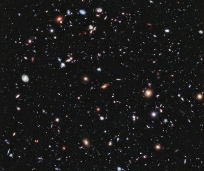 Zdjęcie ukazuje najdalszy fragment wszechświata wykonany przez teleskop Hubble'a. Zdjęcie wykonano w technologii eXtreme Deep Field, czyli przez nałożenie na siebie setek fotografii tego samego fragmentu.