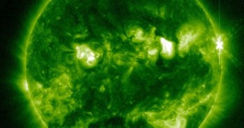 Moment rozbłysku klasy M1.7 z 20 listopada 2012 / Credits - NASA, SDO