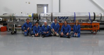 Personel misji FOXSI przed rakietą z teleskopem / Credits: NASA