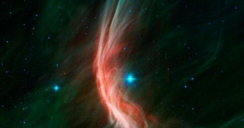Łukowa fala uderzeniowa generowana przez poruszającą się z dużą prędkością gigantyczną gwiazdę Zeta Ophiuchi. Zdjęcie w podczerwieni wykonane zostało przez Teleskop Spitzera (w centrum zdjęcia) / Credits: NASA/JPL-Caltech