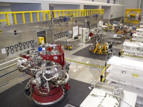 Dwa silniki J-2X oraz system napędowy (powerpack), rozwijane przez firmę Pratt & Whitney Rocketdyne, spoczywają na stanowiskach roboczych w ośrodku Stennis Space Center, w momencie przerwy w testach / Credits: NASA/SSC