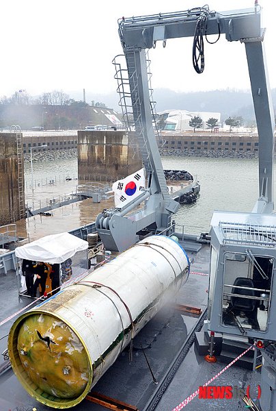 Odzyskany dolny stopień rakiety Unha-3 / Credits - Chosun Ilbo & Chosunonline.com