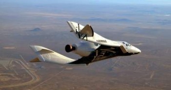 Spojrzenie w 2013 rok? SpaceShipTwo w trakcie lotu ślizgowego z zainstalowanym silnikiem rakietowym. / Credit - Virgin Galactic