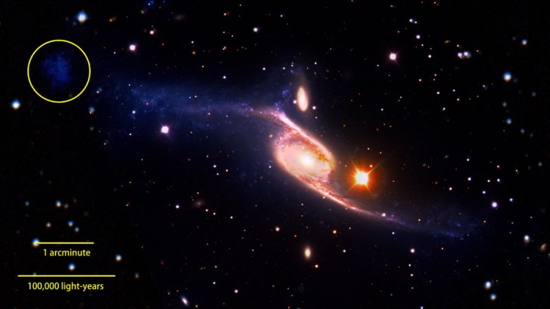 Zdjęcie powstało w efekcie połączenia obrazu w zakresie światła widzialnego uzyskanego przez VLT, obrazem w zakresie dalekiego ultrafioletu uzyskanego przez GALEX oraz obrazu w zakresie podczerwieni uzyskanego przez teleskop Spitzera. W górnym lewym rogu zaznaczono karłowatą galaktykę, która powstała najprawdopodobniej w wyniku kolizji dwóch głównych składników / Credits: NASA's Goddard Space Flight Center/ESO/JPL-Caltech/DSS