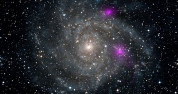 Położenie źródeł ULX w ramionach galaktyki IC342 / Credits: NASA/JPL-Caltech/DSS