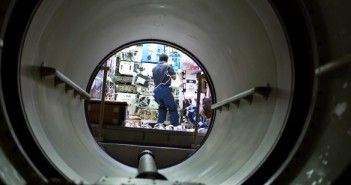 Astronauta Michael P. Anderson wewnątrz modułu SPACEHAB - zdjęcie z 19 stycznia 2003 roku / Credits - NASA