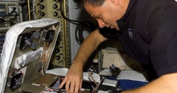 Ilan Ramon pracuje nad eksperymentem STARS. Zdjęcie z 24 stycznia 2003 roku. / Credits - NASA