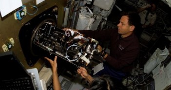 Prace wewnątrz modułu SPACEHAB - 27 stycznia 2003 / Credits - NASA