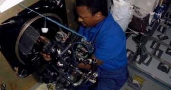 Michael Anderson pracujący przy Combustion Module-2. Zdjęcie z 20 stycznia 2003 / Credits - NASA