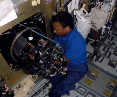 Michael Anderson pracujący przy Combustion Module-2. Zdjęcie z 20 stycznia 2003 / Credits - NASA