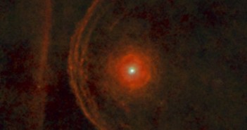 Zdjęcie otoczenia czerwonego nadolbrzyma - Betelgezy wykonane przez obserwatorium Herschel (z 2013 roku) / Credits: ESA/Herschel/PACS/L.