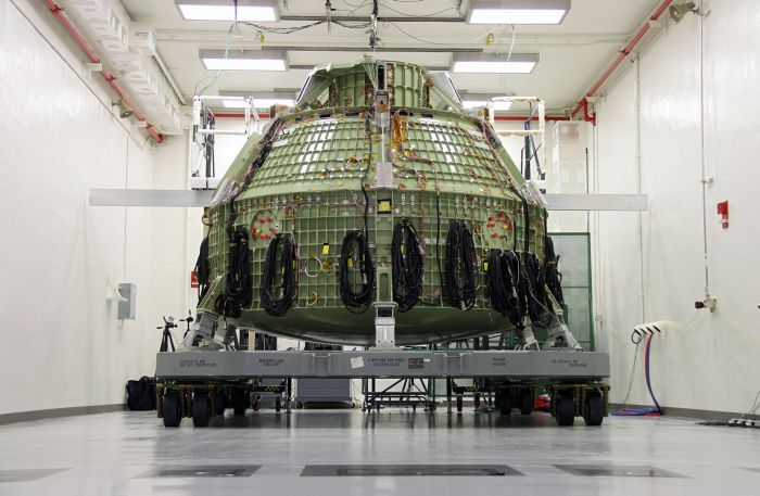 Moduł załogowy statku Orion w budynku Operations and Checkout Building w KSC / Credits: NASA/Ben Smegelsky
