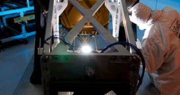 Moduł AOS teleskopu Jamesa Webba z widocznym w tle, pokrytym złotem lustrem trzeciorzędnym / Credits: Ball Aerospace