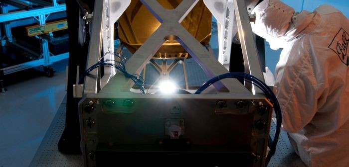 Moduł AOS teleskopu Jamesa Webba z widocznym w tle, pokrytym złotem lustrem trzeciorzędnym / Credits: Ball Aerospace
