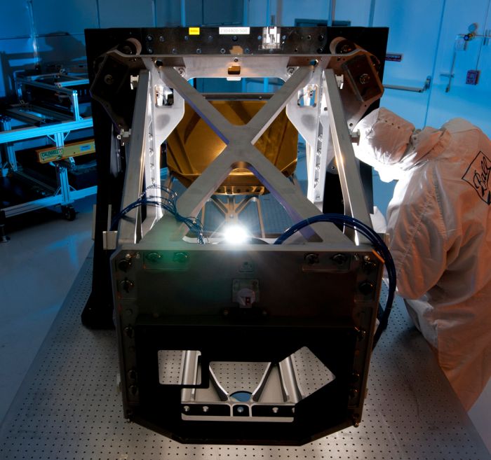 Moduł AOS teleskopu Jamesa Webba z widocznym w tle, pokrytym złotem lustrem trzeciorzędnym / Credits: Ball Aerospace