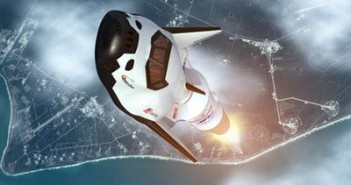 Wizja artystyczna statku Dream Chaser wynoszonego na orbitę za pomocą rakiety Atlas 5 / Credits: SNC