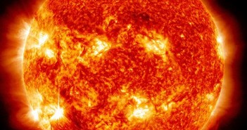 Słońce podczas średniej wielkości rozbłysku obserwowane przez sondę SDO / Credits - NASA