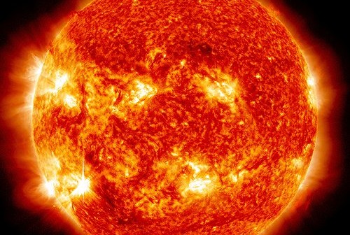 Słońce podczas średniej wielkości rozbłysku obserwowane przez sondę SDO / Credits - NASA