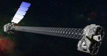 Wizja artystyczna obserwatorium NuSTAR z charakterystycznym 10-metrowym masztem / Credits: NASA/JPL-Caltech