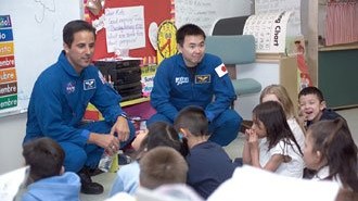 Dwóch astronautów odwiedza szkołę podstawową - przykład (dawnej?) działalności edukacyjnej NASA / Credits - NASA