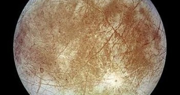 Księżyc Europa / Credits: NASA/JPL/DLR